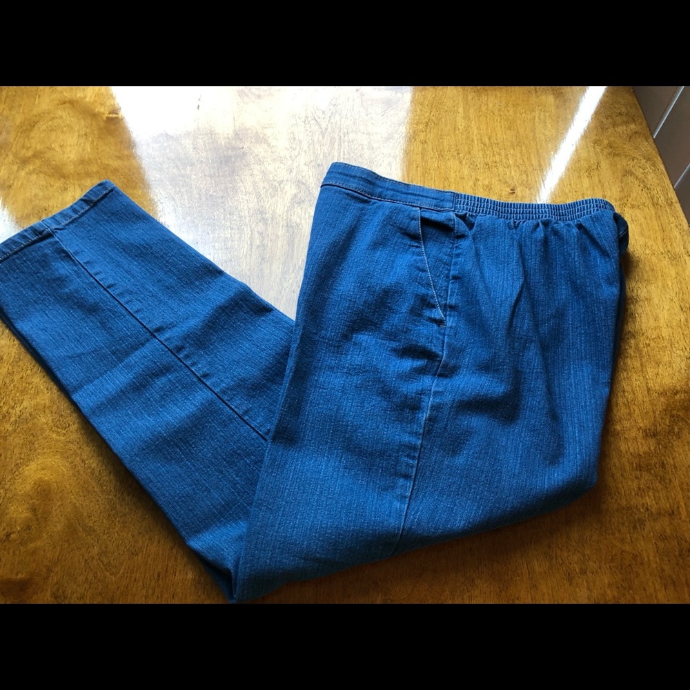 Laura Scott Jeans.               Size 6